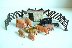 SUJET FERME PORCHERIE MANGEOIRE COCHONS PLOMB PEINT BRITAINS BON ÉTAT ANNÉES 50 - Picture 1 of 9