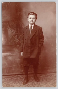 Postal RPPC 1910s niño eduardiano retrato bragas medias largas - SOLIO - Imagen 1 de 3