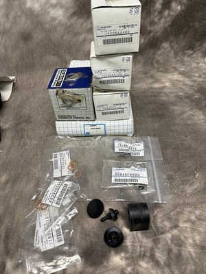 Lot of original Subaru parts. 4 Oil Filters, 1 air filter and miscellaneous. - Image 1 of 3