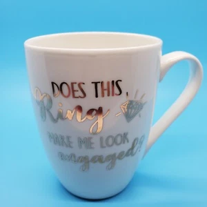 Lillian Rose ¿Este anillo me hace lucir comprometida? Taza de café de cerámica de 12 onzas - Imagen 1 de 10