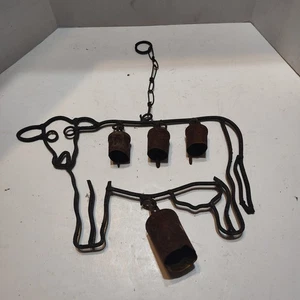 Metall rustikal hängend Kuh geformt mit 4 kleinen Glocken Glockenspiel bezaubernd  - Bild 1 von 3