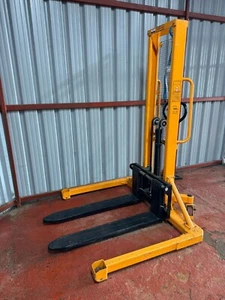 Manual hand pallet stacker, 1000KG GT1015(K)/GT1029(K) - Slightly Used - Picture 1 of 6