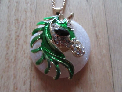 23L/NUEVO CON ETIQUETAS COLLAR BETSEY JOHNSON/CABALLO/COLGANTE REDONDO/VERDE/ESMALTE/CRISTALES! Foto 1 de 4