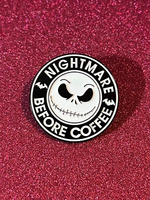 Pin esmaltado Pesadilla antes del café - Solo vibraciones de cafeína espeluznantes Foto 1 de 4