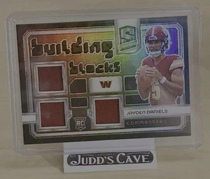 🚨2024 Panini Spectra JAYDEN DANIELS RC Rookie Building Blocks Tripla Patch /99 - Foto 1 di 3