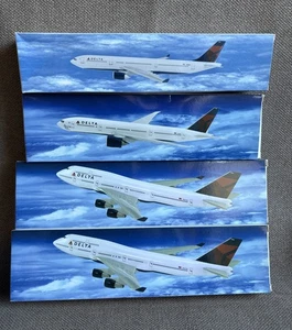 Lote con 4 NUEVAS miniaturas de vuelo vintage Delta Airlines 1:200 ~ Boeing y Airbus ~ - Imagen 1 de 18