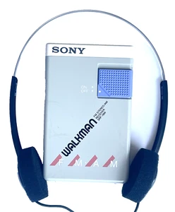 VINTAGE SONY FM/AM HELLGRAU WALKMAN SRF-19W STEREO RADIO & SONY KOPFHÖRER - Bild 1 von 8