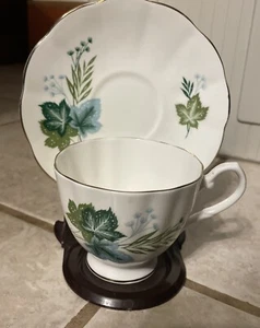 Taza de té y platillo isabelino de porcelana fina de hueso de Taylor& Kent hojas verdes/azules - Imagen 1 de 9