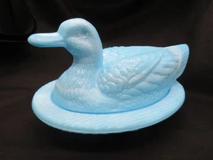 Plato de caramelo cubierto de pato vidrio leche azul Westmoreland vintage - Imagen 1 de 7