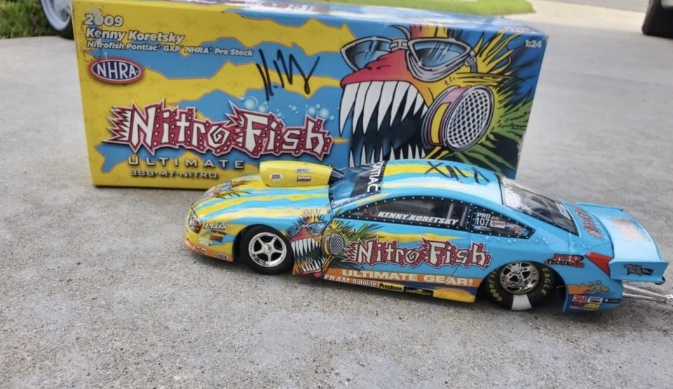 1:24 Racing Champions Kenny Koretsky Nitro Fish 2009 Pontiac GXP 2x autografiado Foto 1 de 4