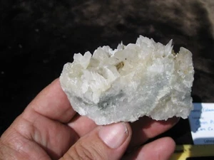 Cama de cristal COLEMANITA, mineral 3 x 2 x 1" 5,6 oz. - Imagen 1 de 5