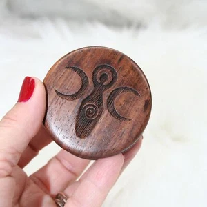 Molinillo de hierbas diosa de la tierra tallado molinillo de hierbas de madera 2" altar wiccano redondo - Imagen 1 de 10