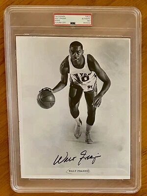 Foto autógrafa del equipo PSA 1967 Rookie Auto Walt Frazier tipo III Foto 1 de 3
