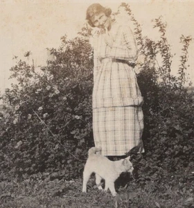1920s Pretty Woman Smiling Finger On Chin Cute Adorable Cat At Feet Garden - Picture 1 of 3