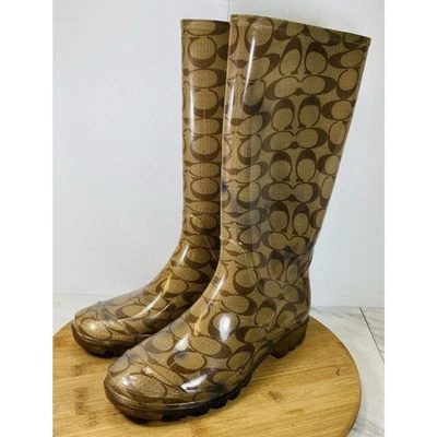 Женские резиновые высокие дождевые сапоги Coach Brand Pixy размер 8 без застежек коричневые с логотипом повсюду - Изображение 1 из 4