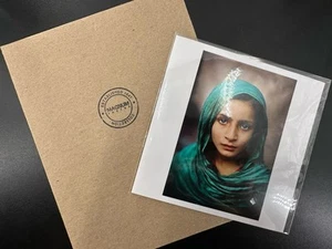 Impresión cuadrada Magnum de Steve McCurry: refugiado afgano, 2002 (firmado) - Imagen 1 de 6