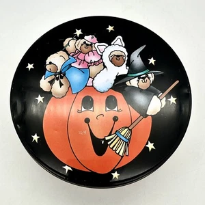 "Lata Daisy Kingdom Halloween Bears 1990 6"" diámetro x 2,5"" de alto" - Imagen 1 de 9