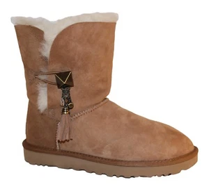 Botas UGG Lilou para mujer con detalle de cuentas de Swarovski, castaño - Imagen 1 de 6