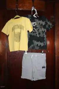 EUC Boys Dark Yellow Tee, Black Tee & Gray Shorts 3pc BATMAN Outfit Set Size 5 - Picture 1 of 11