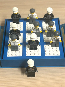 Lego TIC-TAC-TOE Police & Robber Travel Game w/10 Minifigures Carry Case 2006