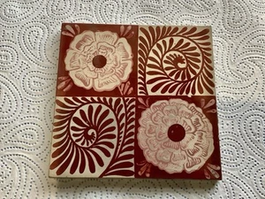 LOVELY RED LUSTRE GLAZED WILLIAM DE MORGAN TILE ROSE & SCROLL ON WEDGWOOD BLANK - Picture 1 of 15