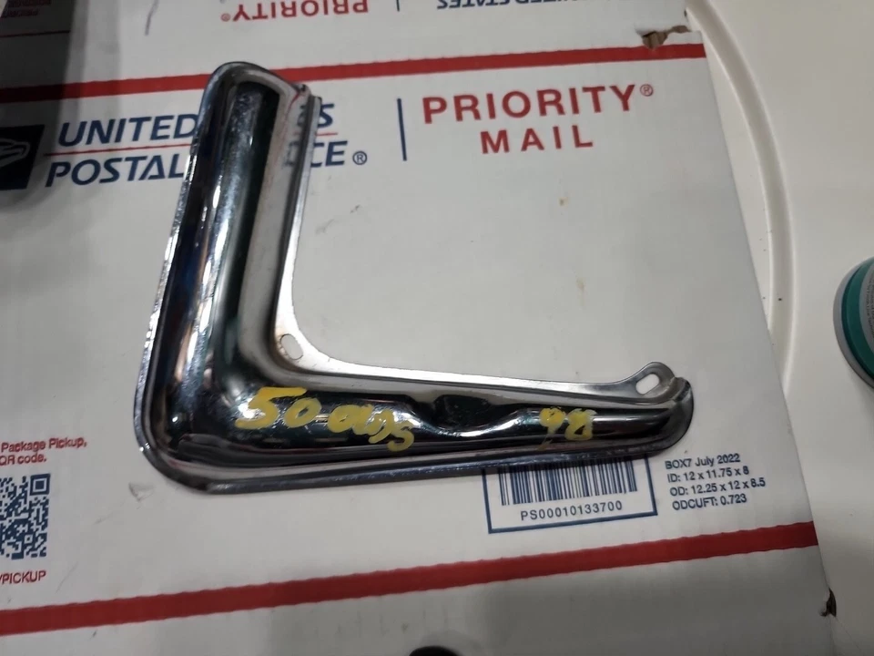 Oldsmobile 98 Series 1950 Nuevo de Lote Antiguo Cromado Accesorio Protector Puerta Gas Foto 1 de 1