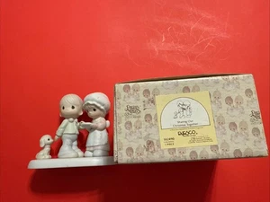 Precious Moments 102490 "Compartiendo nuestra Navidad juntos" 1986 con caja vintage - Imagen 1 de 6