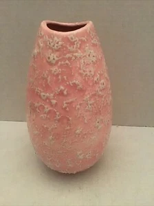 Jarrón aficionado vintage rosa moteado texturizado con esmalte blanco lleno de baches para lucir MCM - Imagen 1 de 7