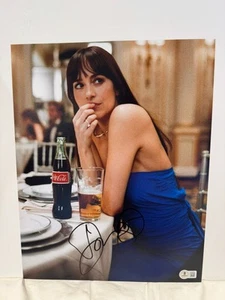 FOTO DE MATERIALISTAS 11X14 FIRMADA POR DAKOTA JOHNSON AUTO CERTIFICADO DE AUTENTICIDAD BECKETT BAS - Imagen 1 de 2