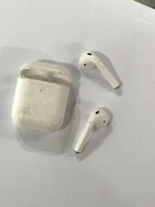 APPLE AIRPODS GEN 2 A2031 / A2032 WITH CASE A1938 - FOR PARTS OR NOT WORKING - Picture 1 of 24