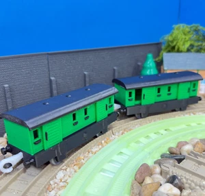 Trackmaster Plarail 2 trenes de correo verde hechos a medida para Thomas & Friends - Imagen 1 de 10
