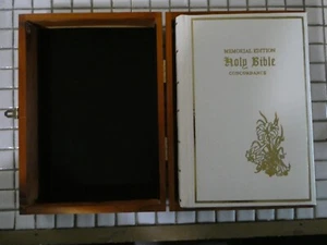memorial presentation bible in cedar wood case - Bild 1 von 11