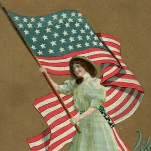 c.1910 Donna che tiene bandiera americana cartolina stelle strisce grembiule oro patriottico - Foto 1 di 3