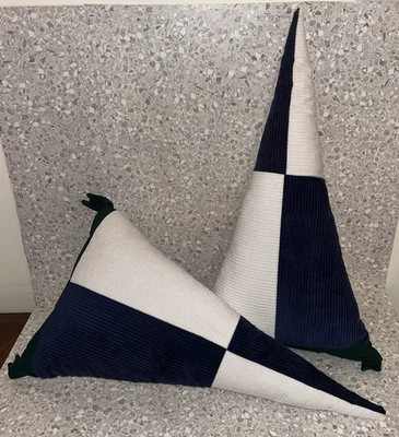 Almohadas decorativas de pana triángulo verde marino crema banderín náutico guarida Foto 1 de 4