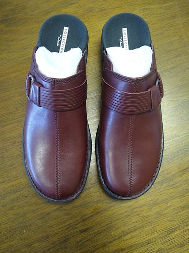 Zoccoli Clarks rosso bordeaux in pelle Patty Lorene slip on mule taglia 5 5 W nuovi con scatola