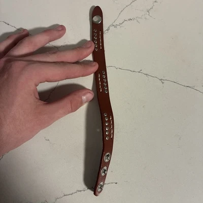 Pulsera de cuero marrón con botón Foto 1 de 3