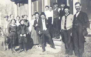 RPPC FOLLA DI PERSONE DONNE E UOMINI 1910-20 VOLTI CHIARI FOTO CARTOLINA NON SPEDITA - Foto 1 di 3