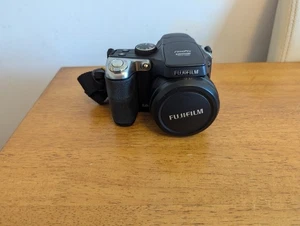 Fujifilm FinePix S8000fd 8.0MP Digital Bridge Camera 18x Optical Zoom - Tested - Picture 1 of 11