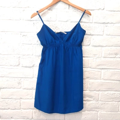 Mini vestido sin mangas 100 % seda azul medio con tiras Twelfth Street de Cynthia Vincent Foto 1 de 4