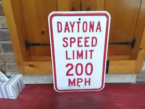 CARTELLO METALLO PESANTE PORCELLANA DAYTONA LIMITE VELOCITÀ 200 MPH NASCAR RACING BARRA MANCAVE - Foto 1 di 2