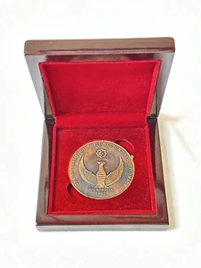 UZBEKISTÁN TASHKENT UNIVERSIDAD DE ECONOMÍA MUNDIAL Y DIPLOMACIA MEDALLA PESADA EN CAJA - Imagen 1 de 5