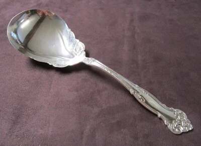 SELKIRK también conocido como WALLACE FIVE Lg. Cuchara para servir o bayas plateada sin monograma G Foto 1 de 4