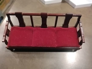 Divano 3 pezzi vintage 1:12 legno velluto rosso cuscino - Foto 1 di 8