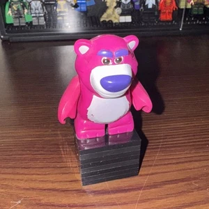 LEGO DISNEY TOY STORY 3 LOTSO LOTS O' HUGGIN BEAR MINIFIGURE - Picture 1 of 2