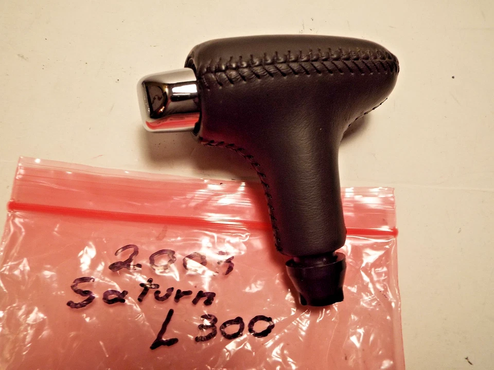 Кожаный переключатель передач 2003 Saturn L 300 от оригинального производителя. Б/у. - Изображение 1 из 2
