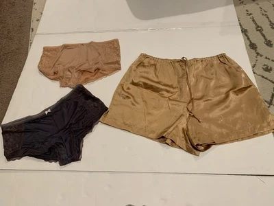 Bragas cortas Victoria’s Secret para niño (2) y pantalones cortos de seda talla mediana Foto 1 de 4