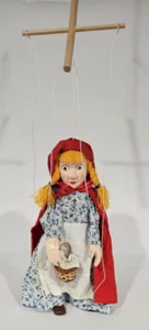 Muñeca folclórica marioneta tallada en madera de colección 13 con cesta y capa roja - Imagen 1 de 12