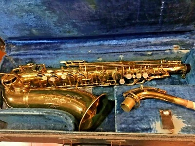 VINTAGE MARTIN LYRIC ALTO SAX0PHONE IN GIG READY CONDITION!  - Image 1 of 4