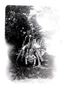 ZWEI LEHRER AUS COBDEN, IL MIT KINDERN IM SCHATTEN, 1941.VTG 3,5" x 2,5" FOTO #5 - Bild 1 von 2