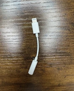 Adaptateur Apple Lightning vers prise casque 3,5 mm A1749 ORIGINAL - Photo 1 sur 2